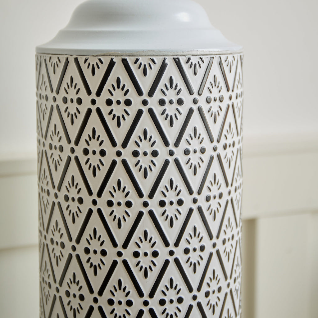 Modern Floor Vase Set – White & Black Metal Vases with Geometric Pattern – 3-Piece Home Decor Set in 24.8 in, 29.13 in & 33.85 in Heights