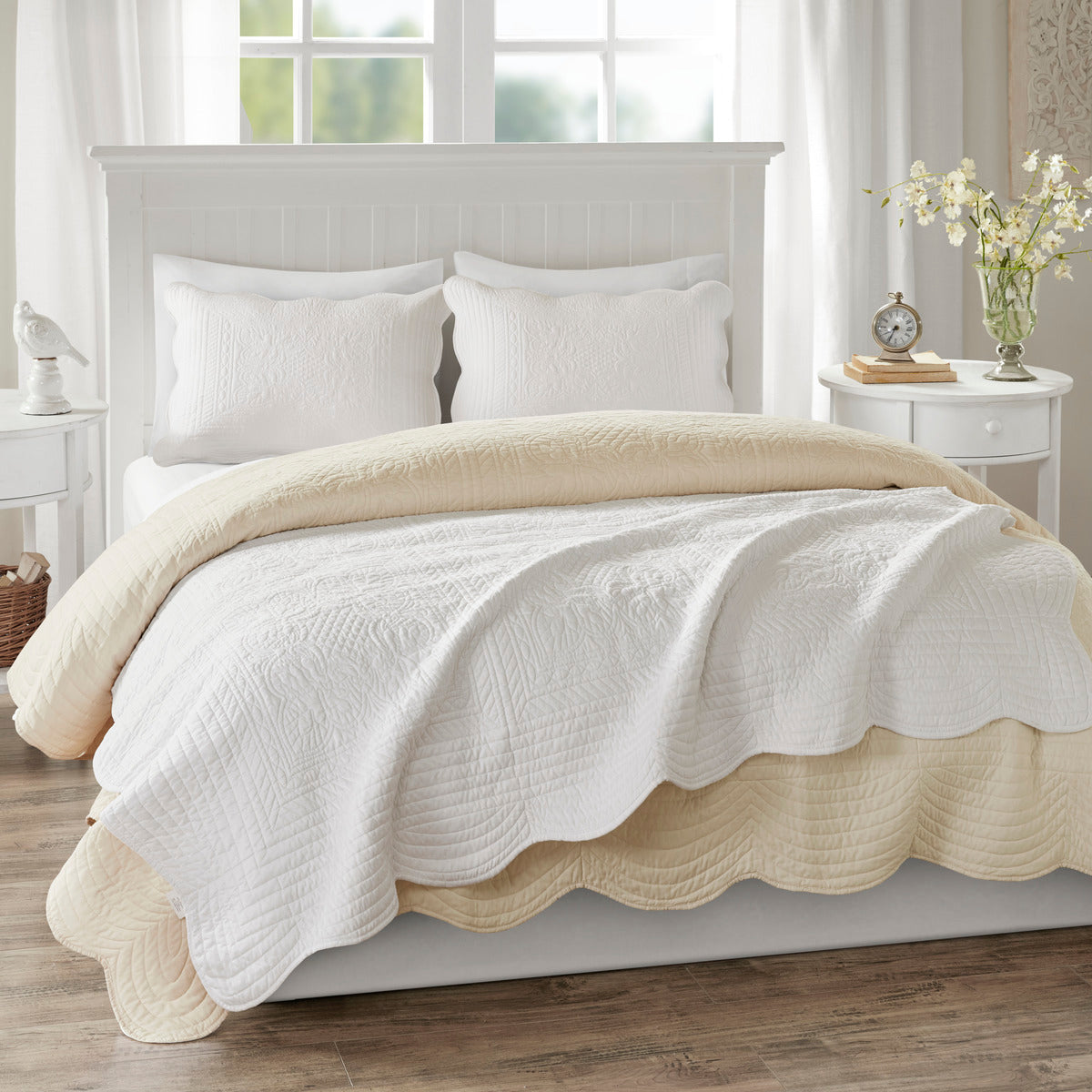 Oversized Quilted Throw with Scalloped Edges White 60x72'