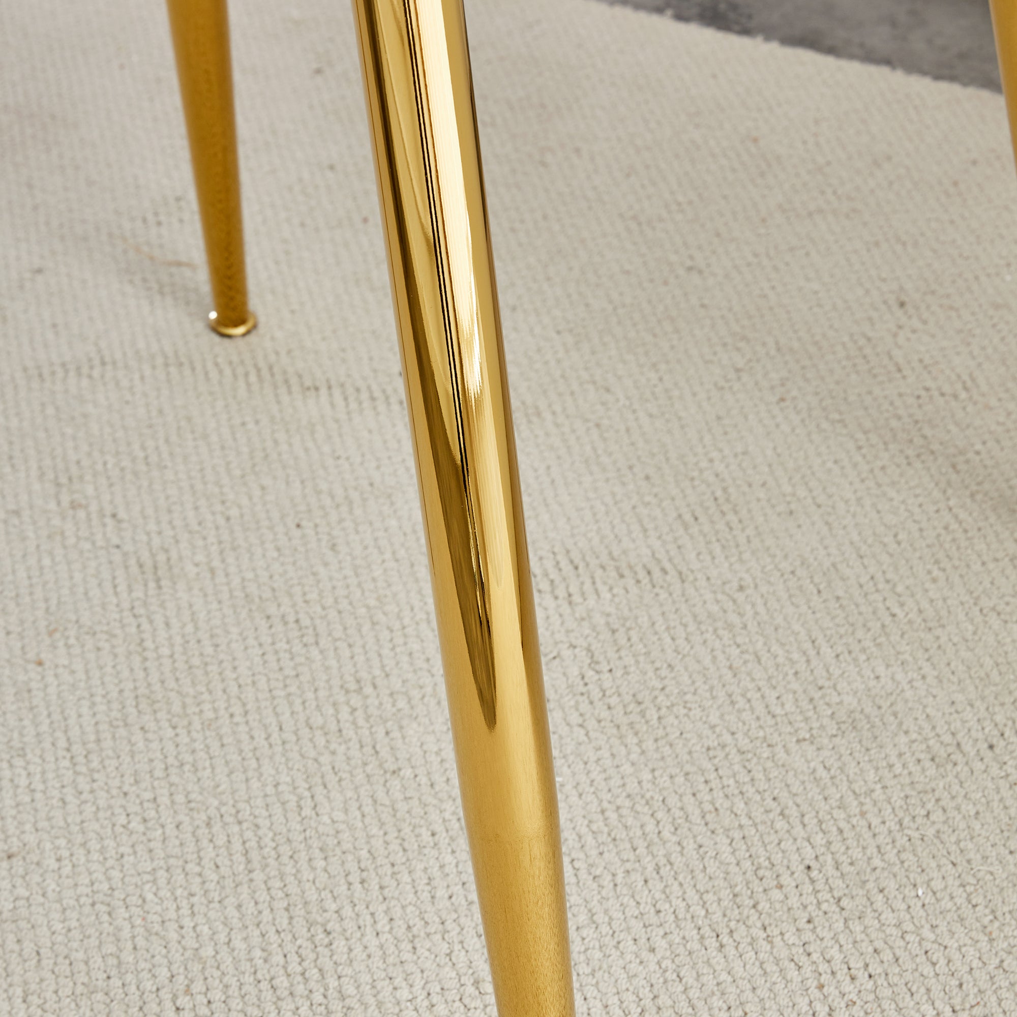 A glass tabletop with a diameter of 40 inches and a modern minimalist circular dining table with gold plated metal legs. 40 '* 40' * 30 ' DT-1164.W1151S00375