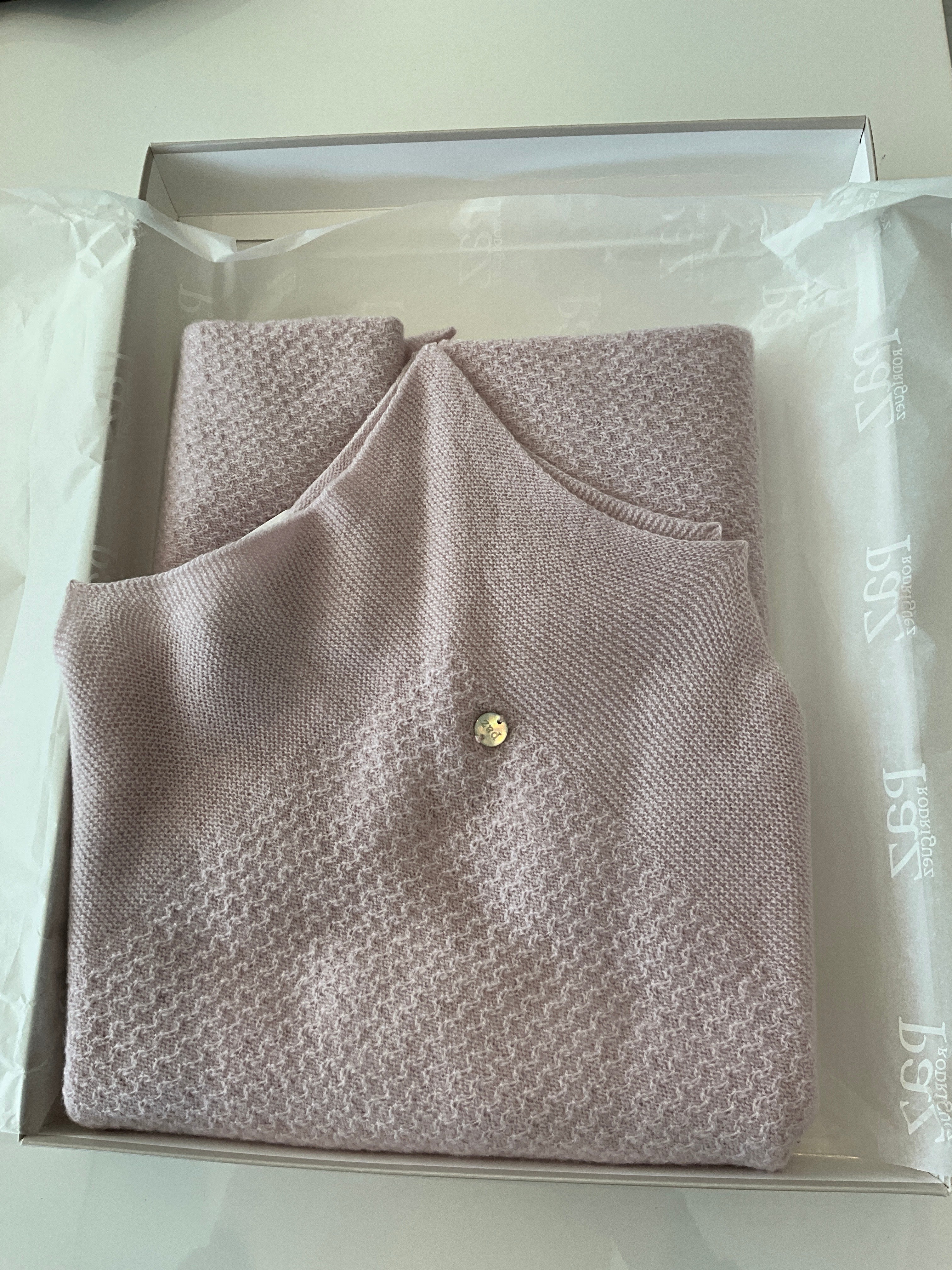 PAZ 029-113163KNIT NEWBORN SHAWL "ESSENTIA OI 25-26"