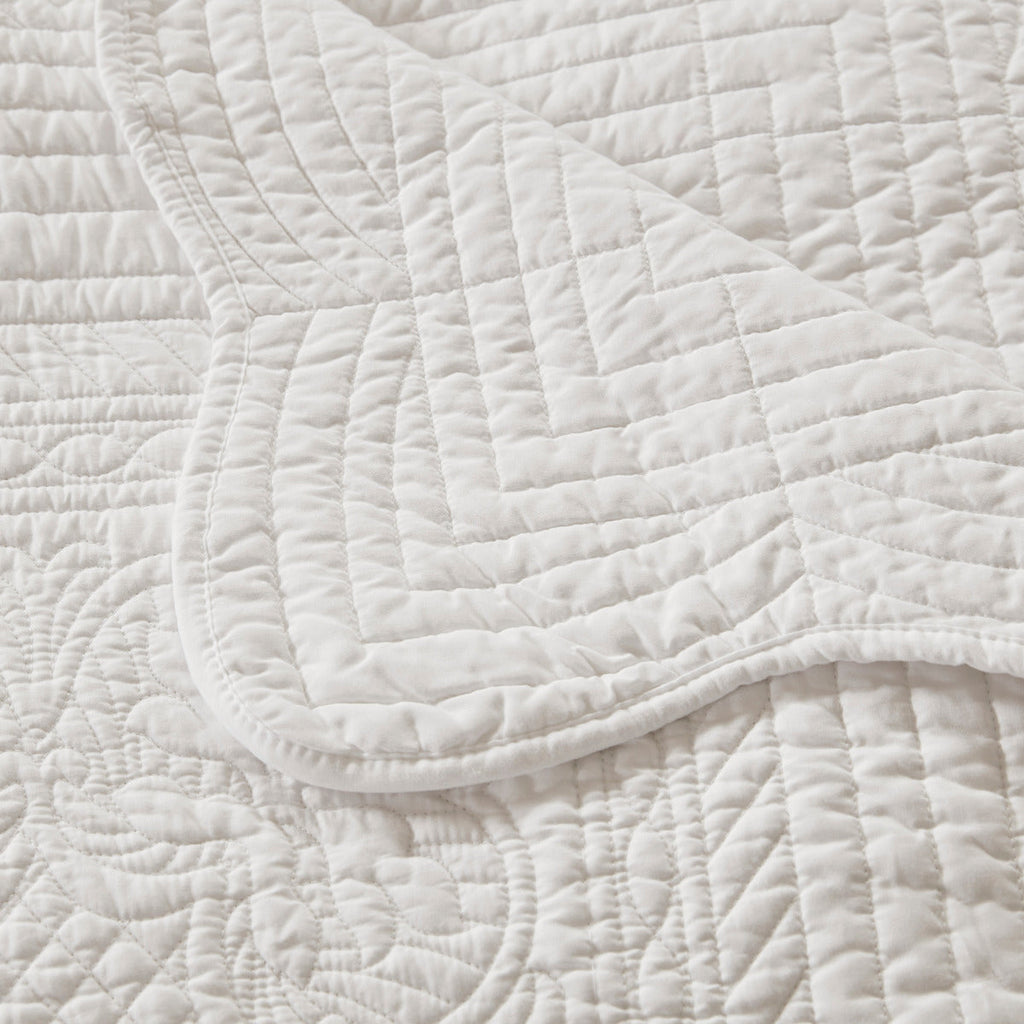 Oversized Quilted Throw with Scalloped Edges White 60x72'