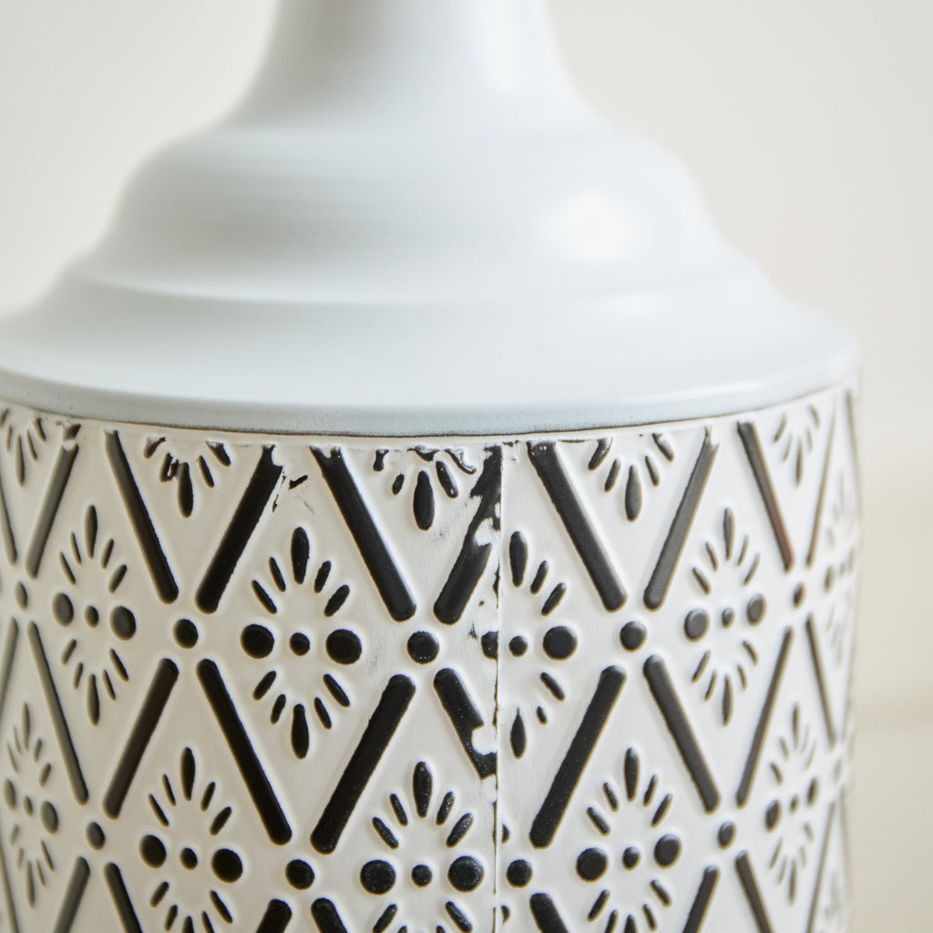 Modern Floor Vase Set – White & Black Metal Vases with Geometric Pattern – 3-Piece Home Decor Set in 24.8 in, 29.13 in & 33.85 in Heights