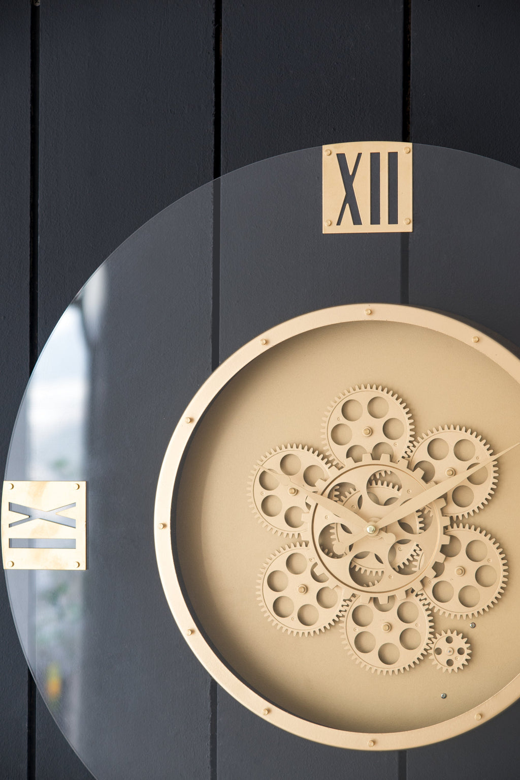 23.5' Round Moving Gear Roman Numeral Clock