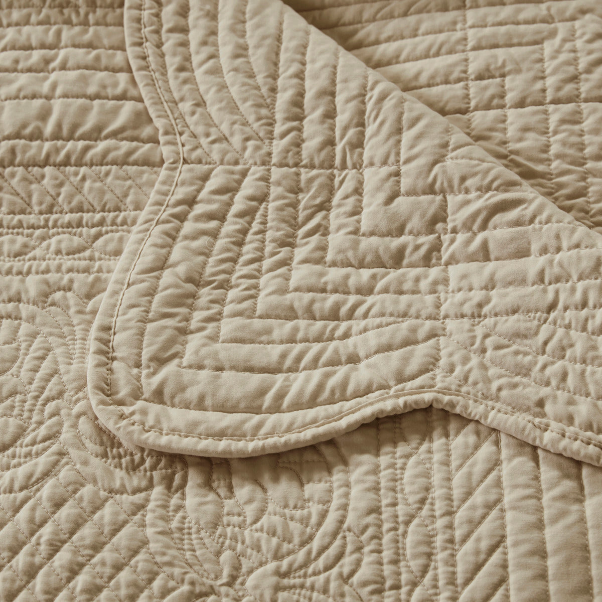 Oversized Quilted Throw with Scalloped Edges Khaki 60x72'